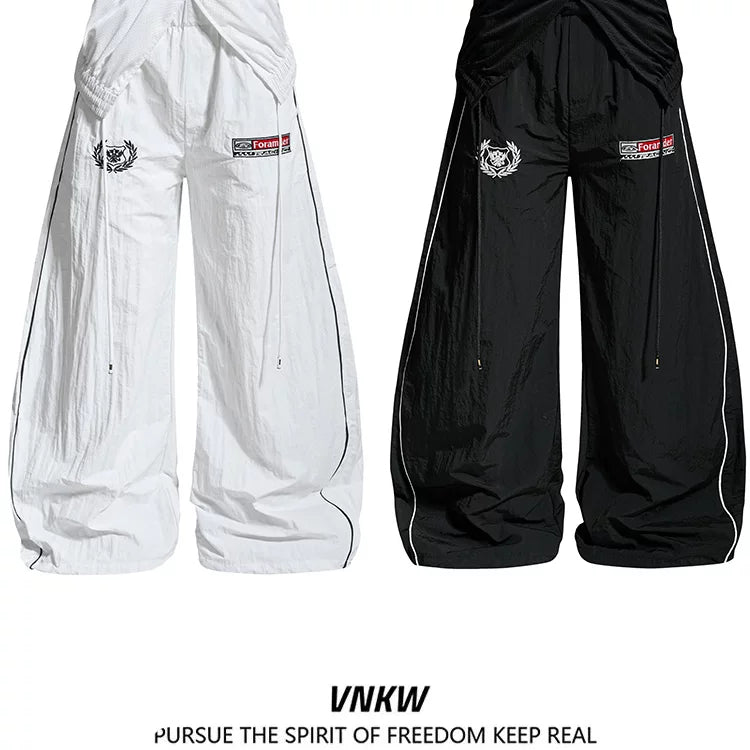 American retro white wide leg curved knife paratrooper pants for men and women, loose double waist, contrasting stripes, casual sports pants